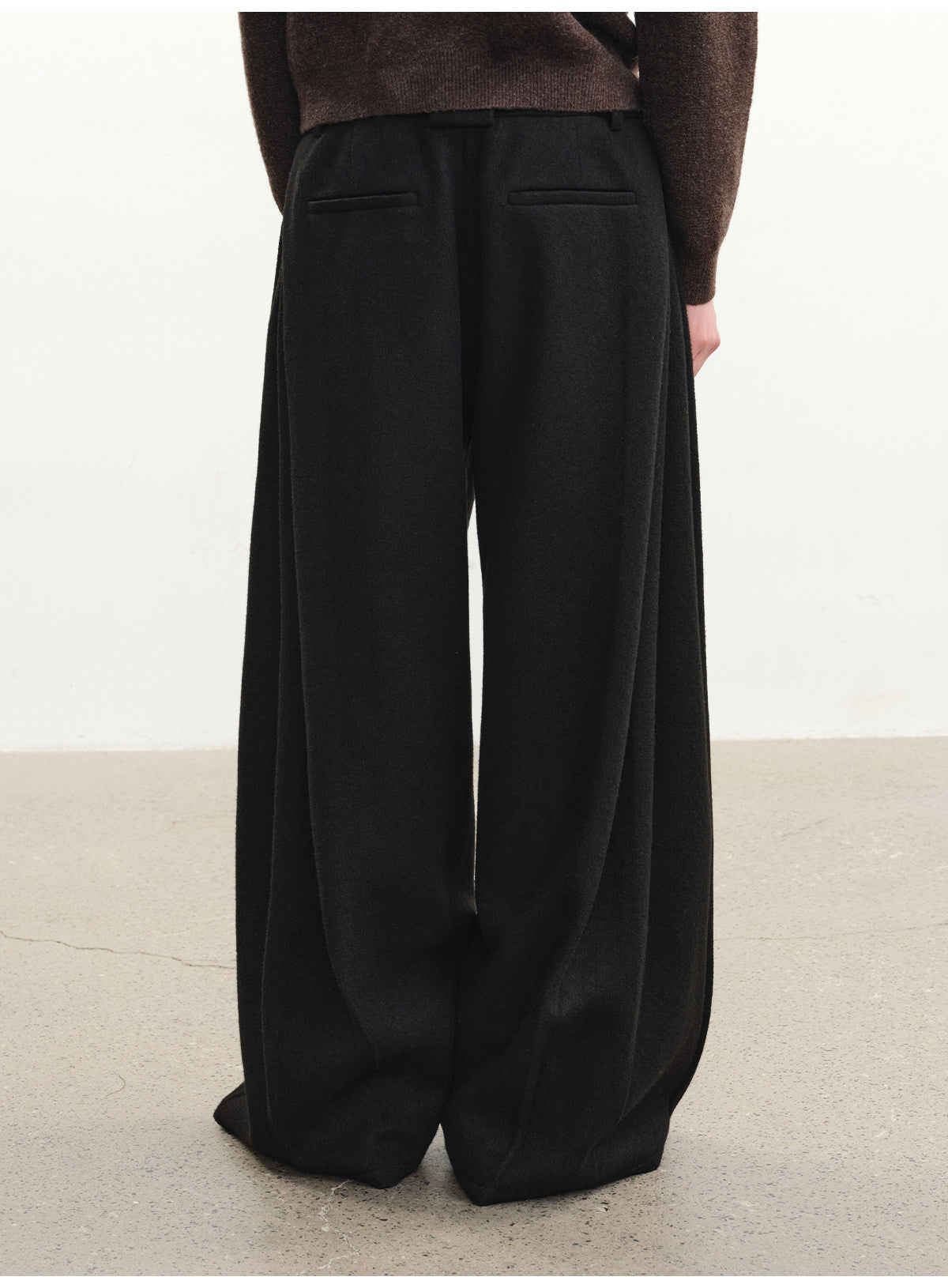 Fan-pleated woolen trousers