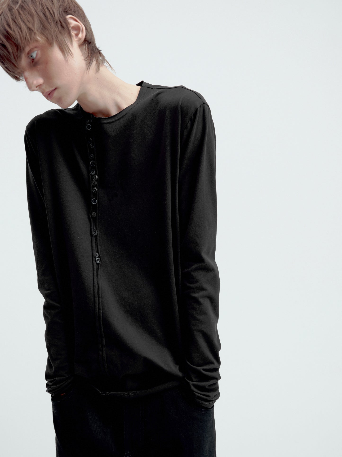Irregular buttons slim base layer T-shirt