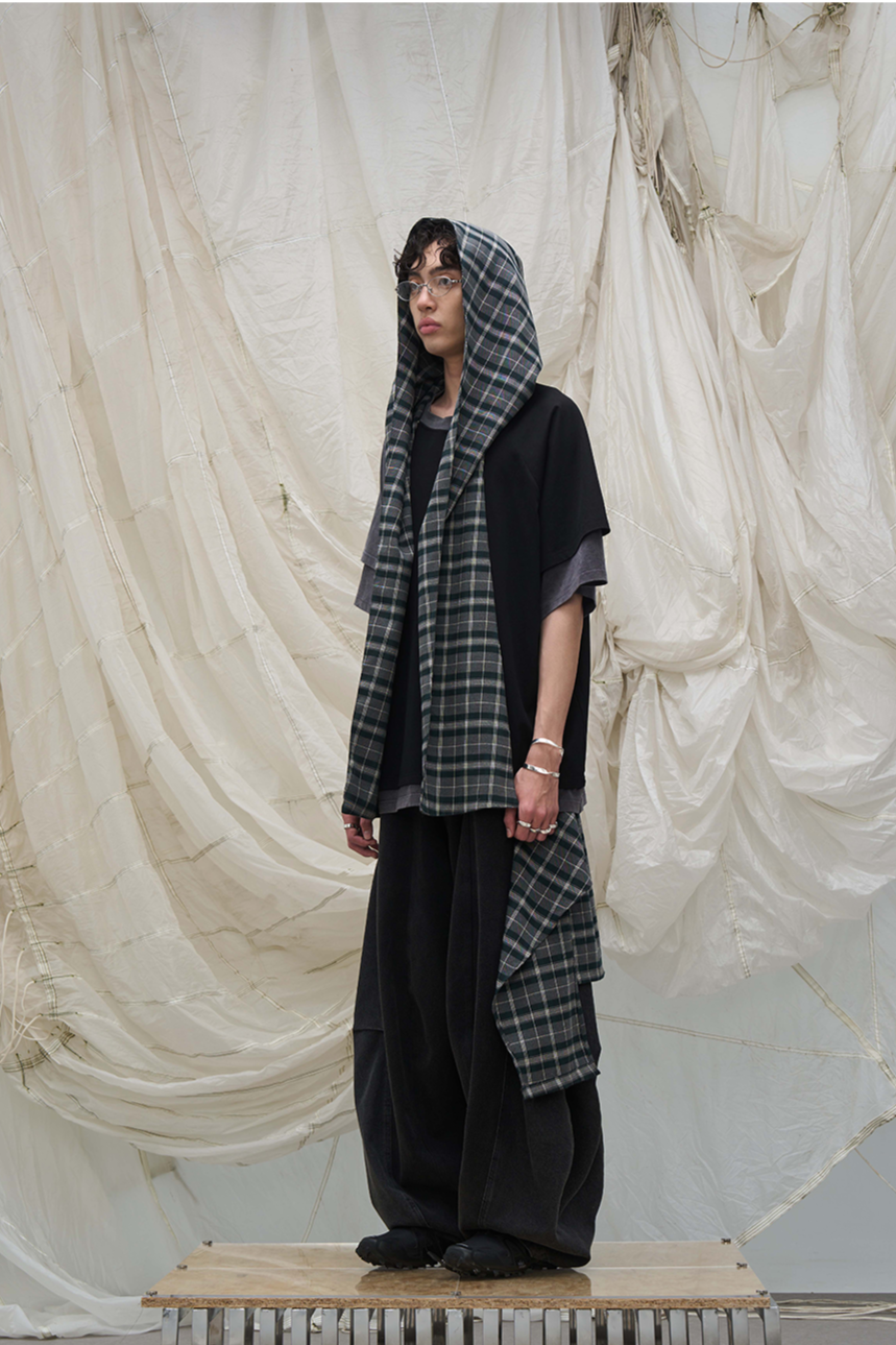 Scarf distressed Short Sleeve T-shirt