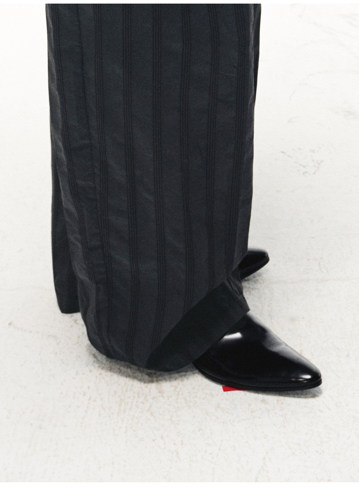Split‑edge cowhide pointed‑toe black mirror mules