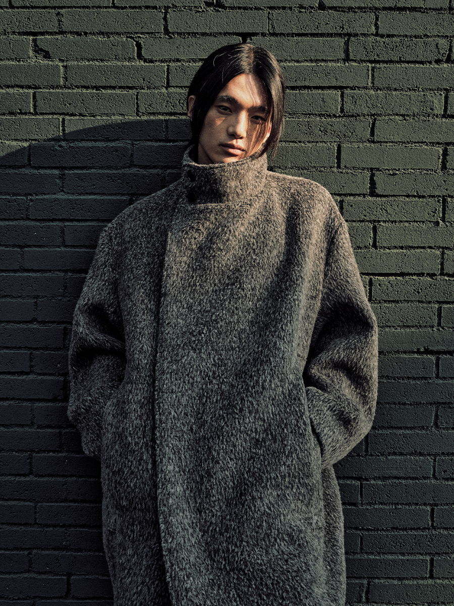 Back pleated diagonal wool coat