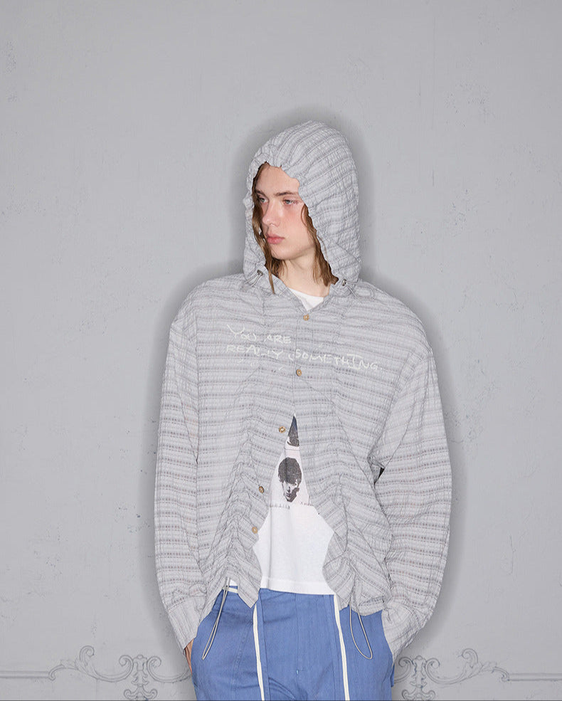Wrinkled strip multi-form print hooded shirt