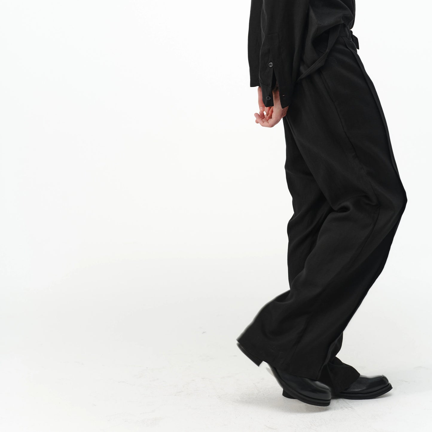 Vertical pleats draped trousers