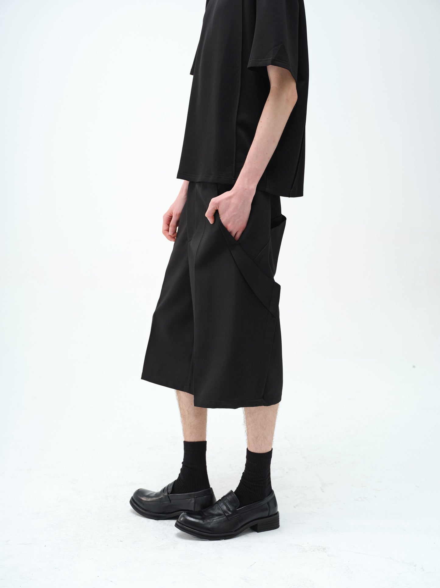 Deconstructs loose-leaf cropped pants