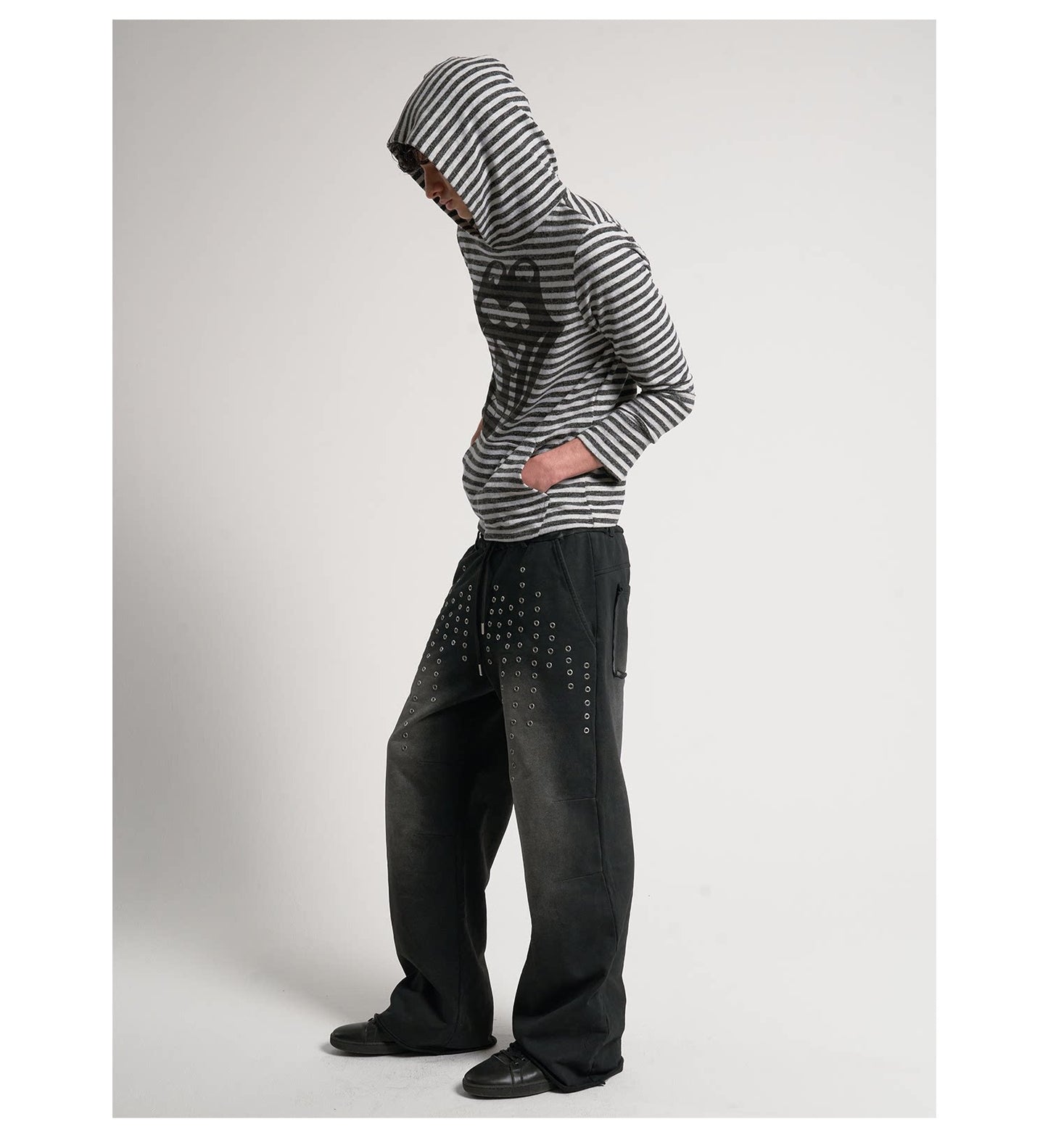 Hollow rivets washed baggy distressed sweatpants