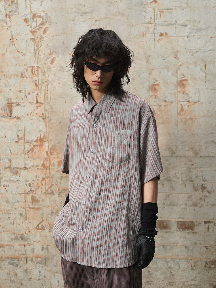 "commuting" pleated short-sleeved shirt