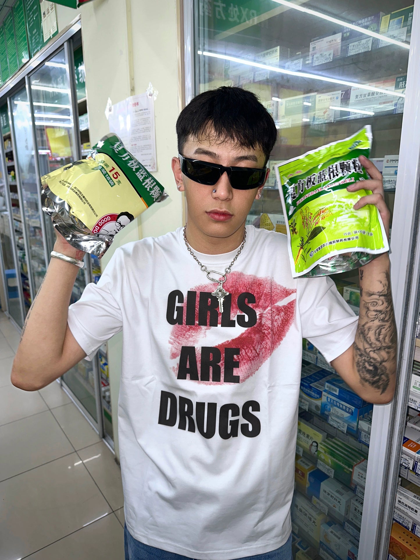 LIP PRINT GIRLS ARE DRUGS SHORT SLEEVES T-shirts