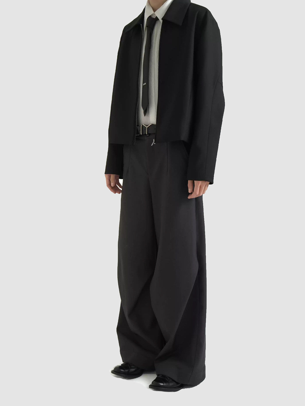 Diagonal pleats wide dark trouser