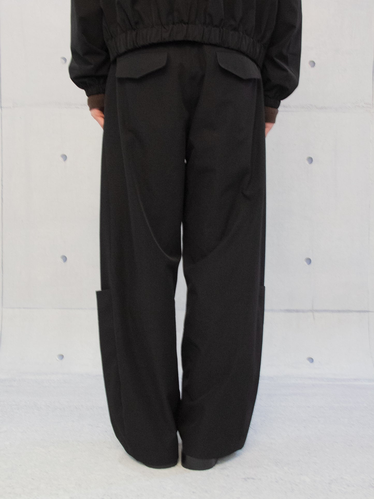 Split-cut patch pockets straight-leg trousers