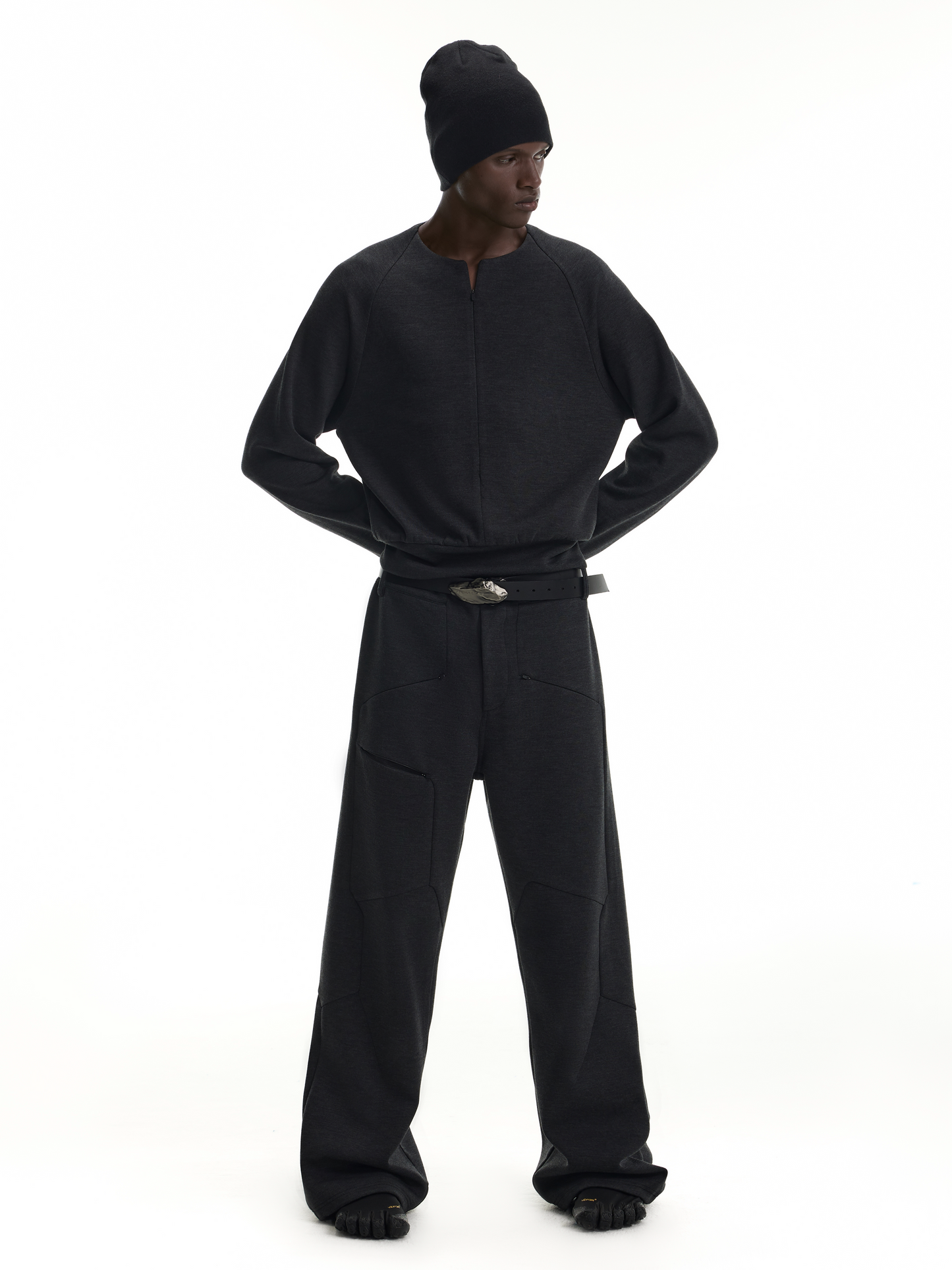 Curved zipper pullover