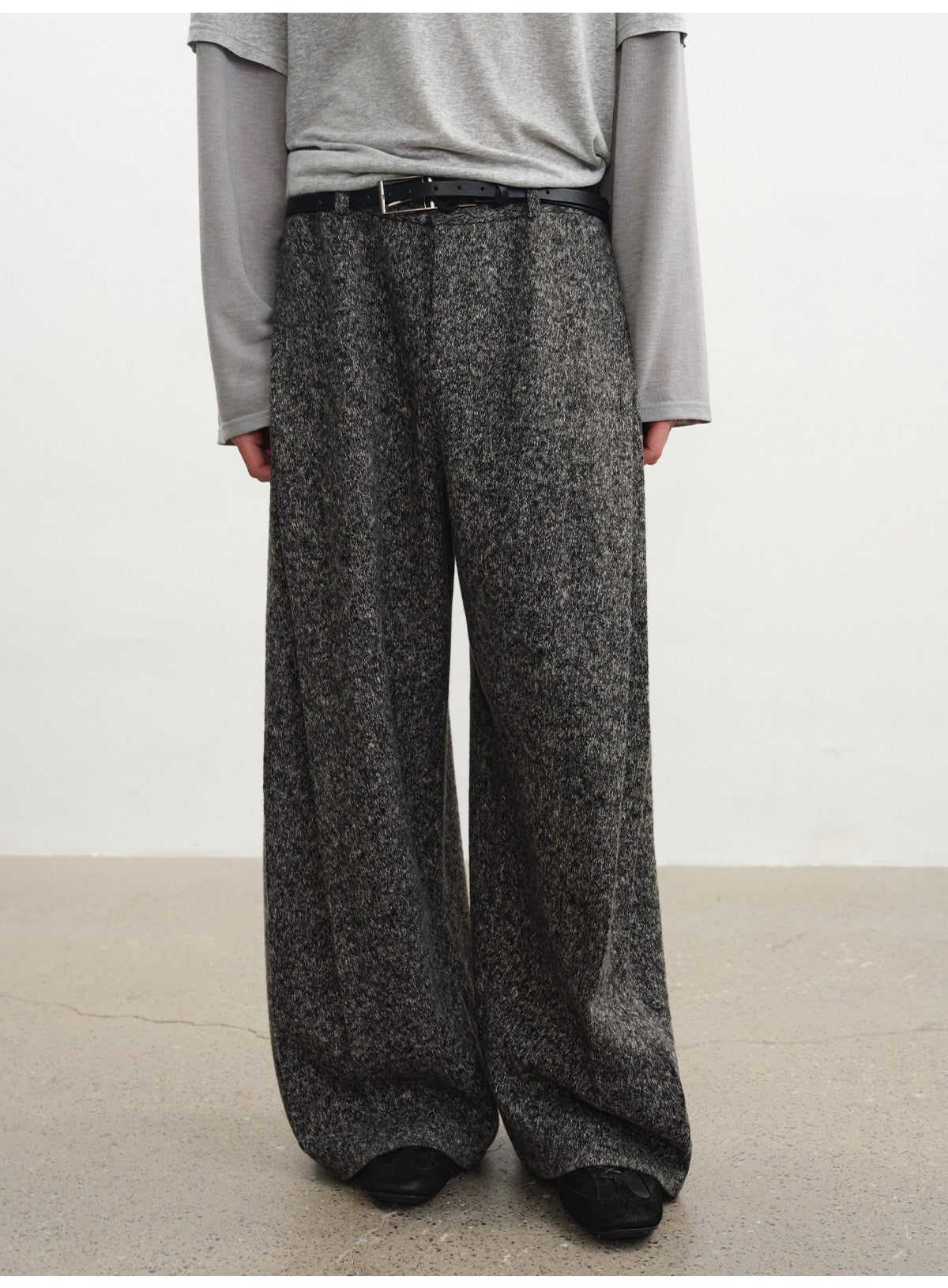 Fan-pleated woolen trousers