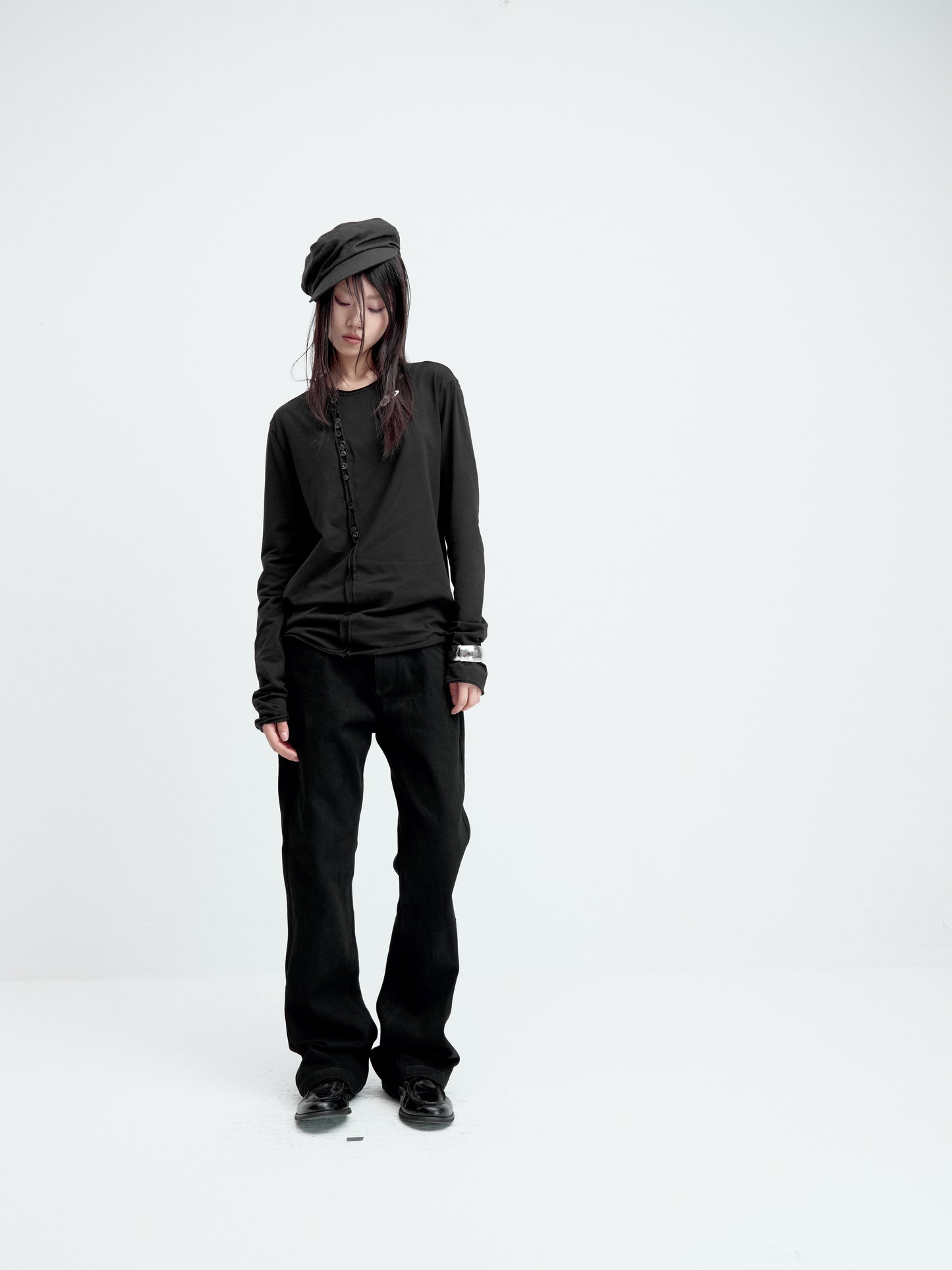 Irregular buttons slim base layer T-shirt