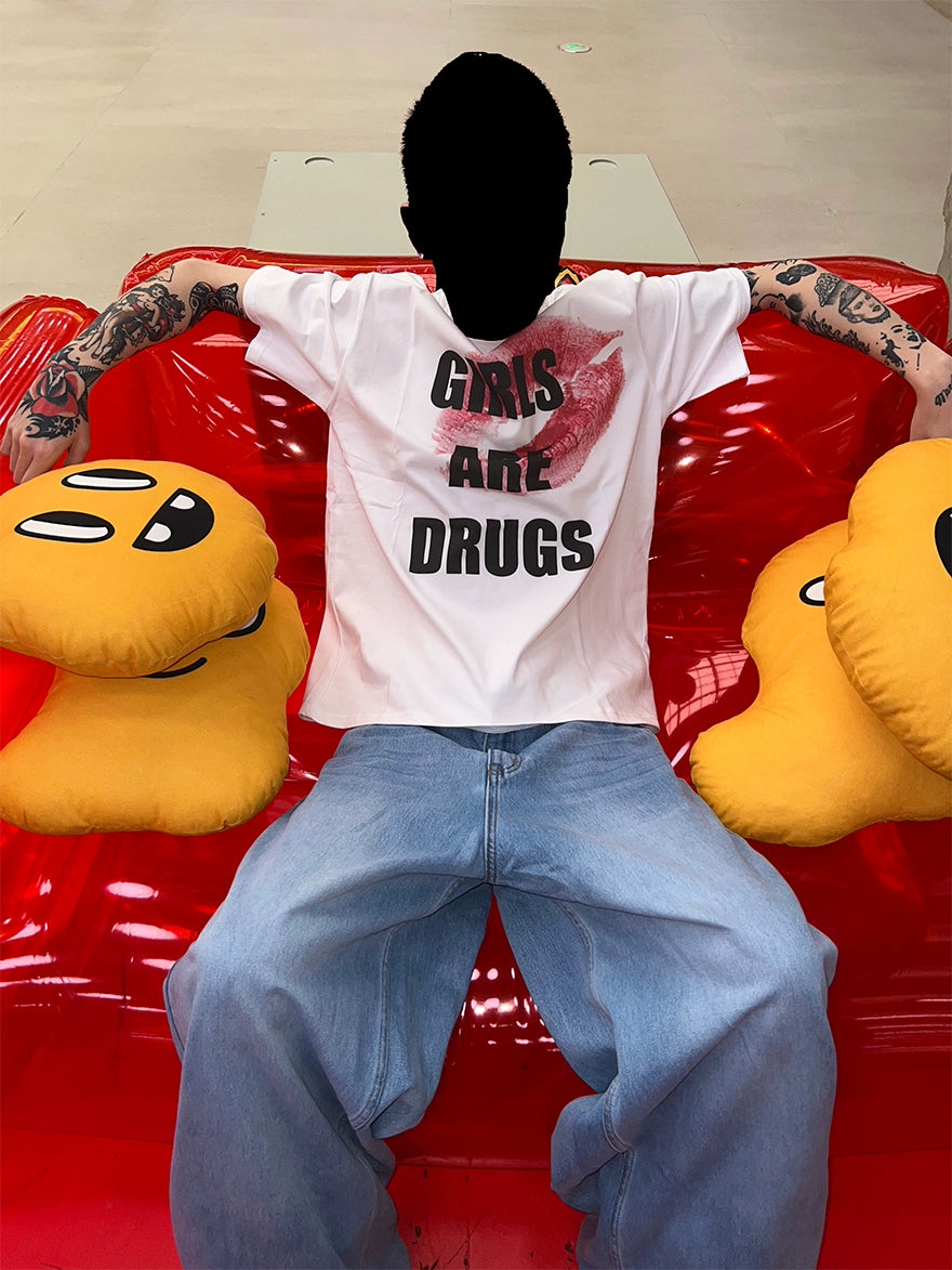 LIP PRINT GIRLS ARE DRUGS SHORT SLEEVES T-shirts