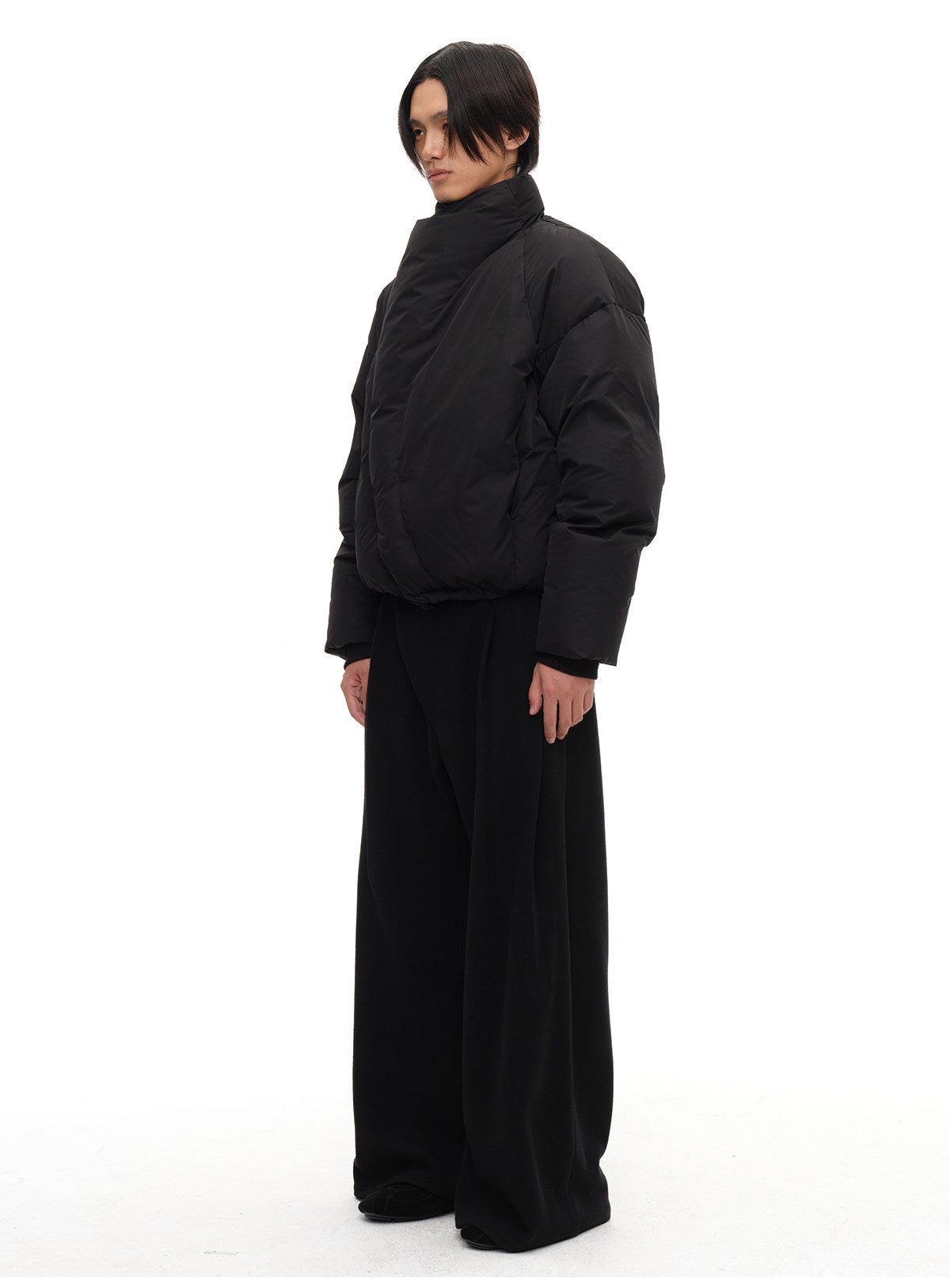 Curved zipper turtleneck down jacket