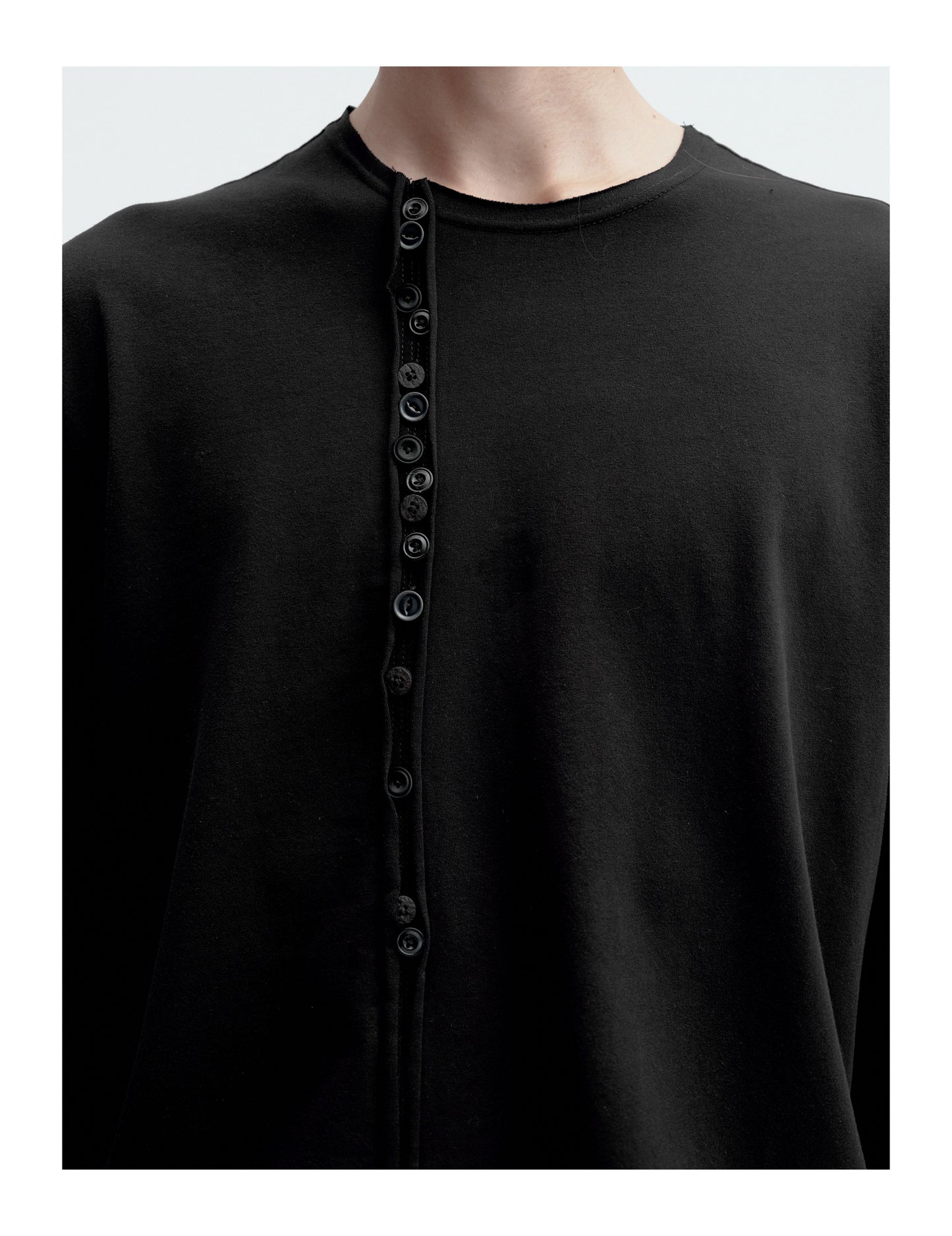 Irregular buttons slim base layer T-shirt