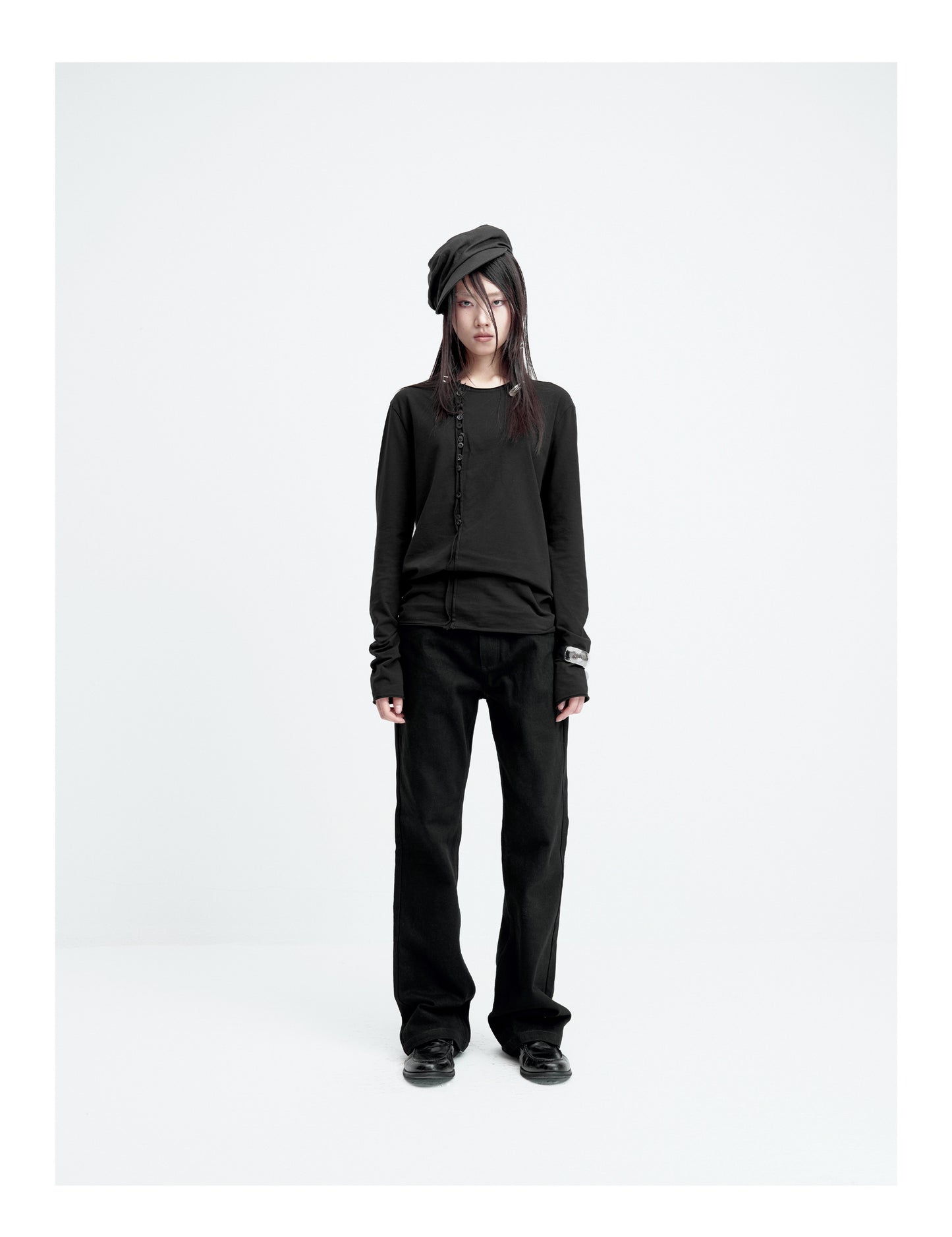 Irregular buttons slim base layer T-shirt