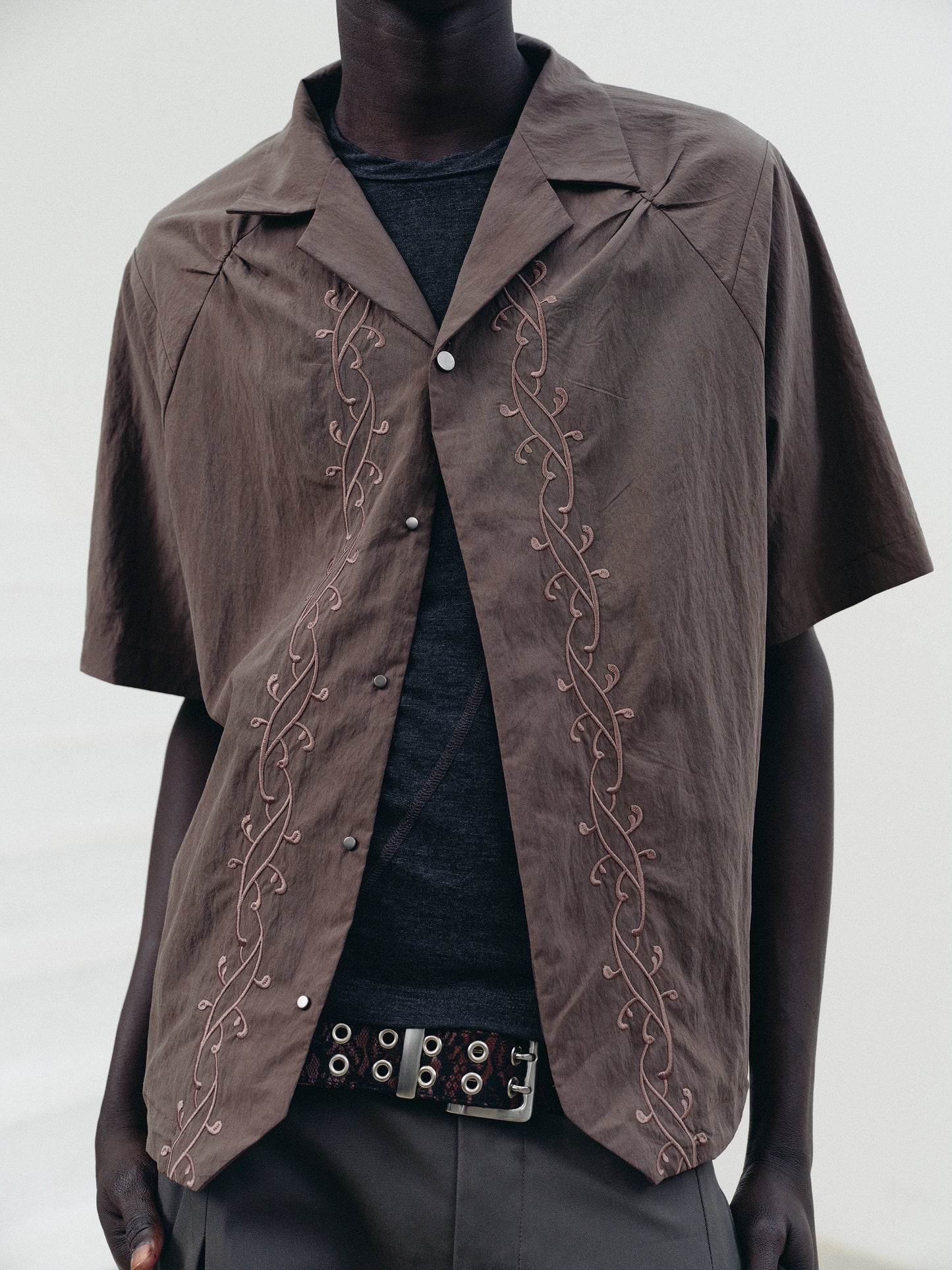 embroidery short-sleeved shirt