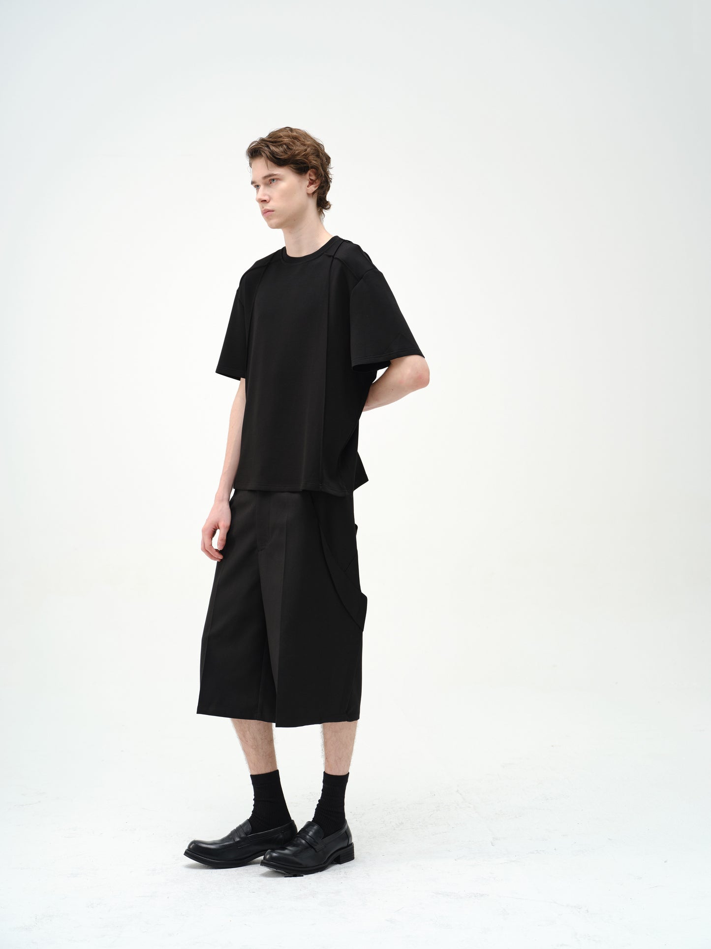 Deconstructs loose-leaf cropped pants