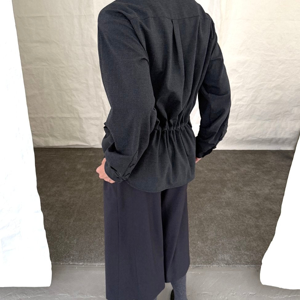 Back pleats long-sleeved shirt