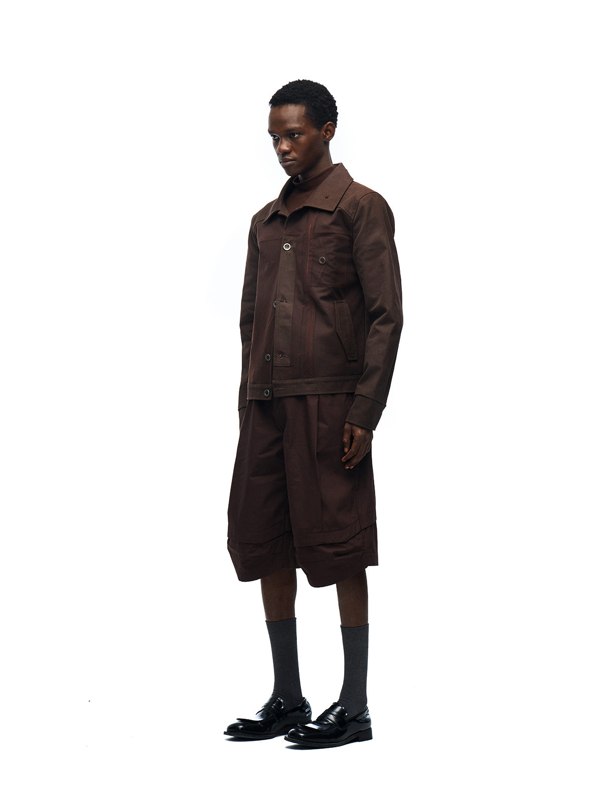 Arc curve pleated shorts