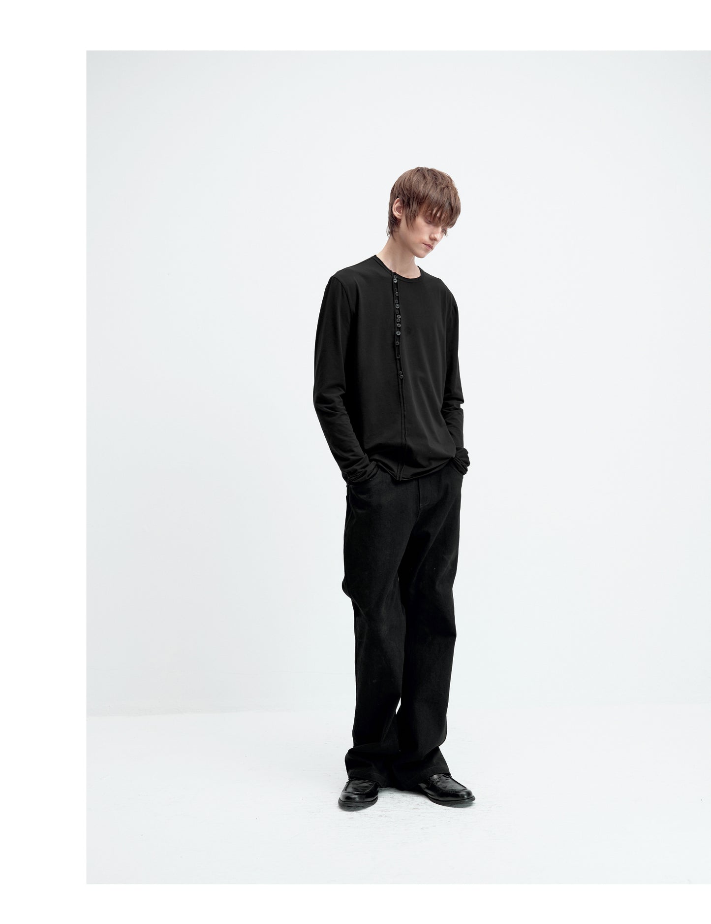 Irregular buttons slim base layer T-shirt