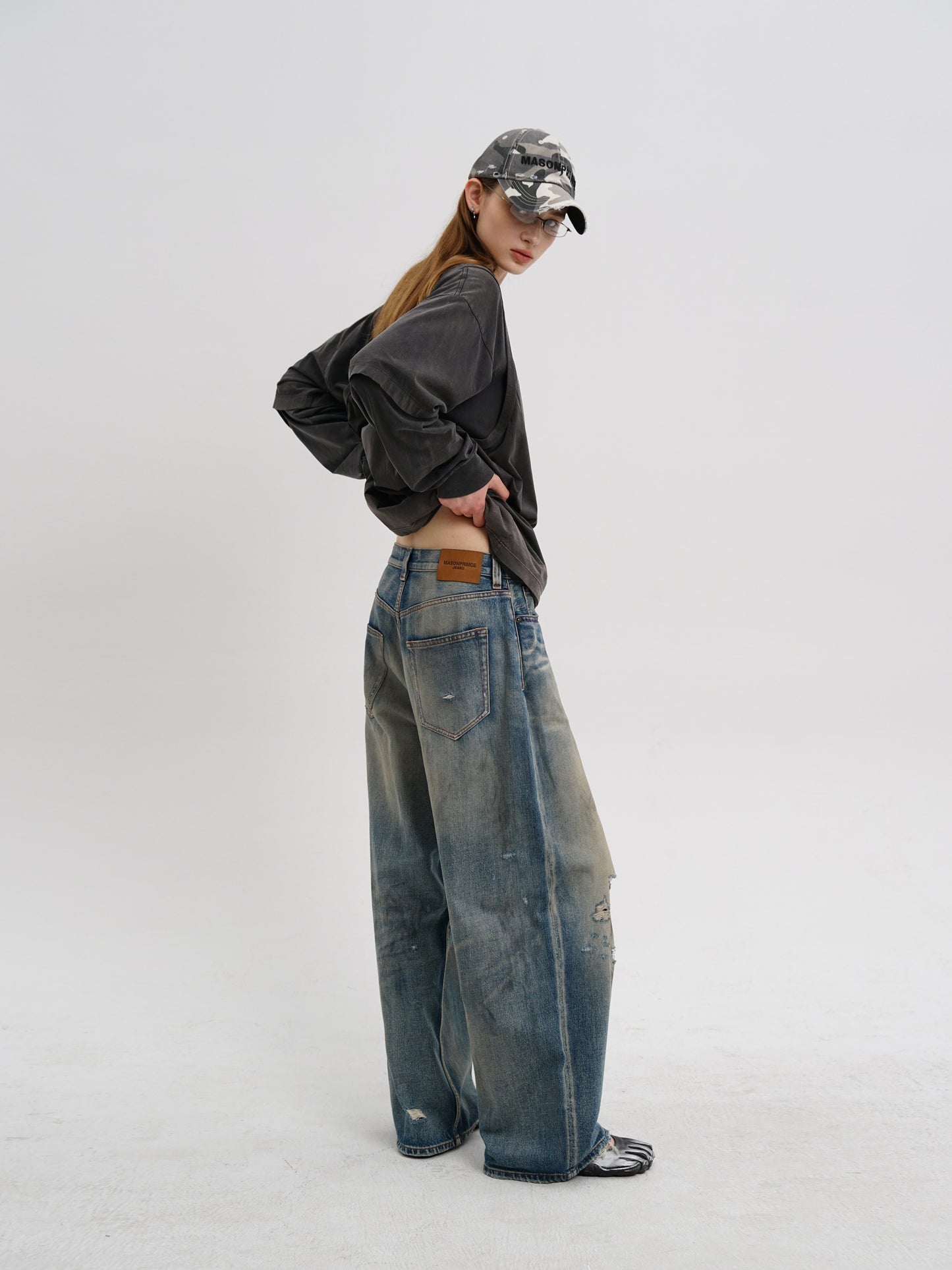 Hand wiped hole jeans