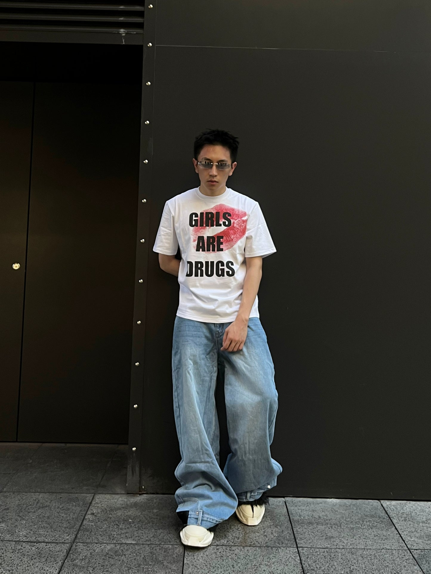 LIP PRINT GIRLS ARE DRUGS SHORT SLEEVES T-shirts