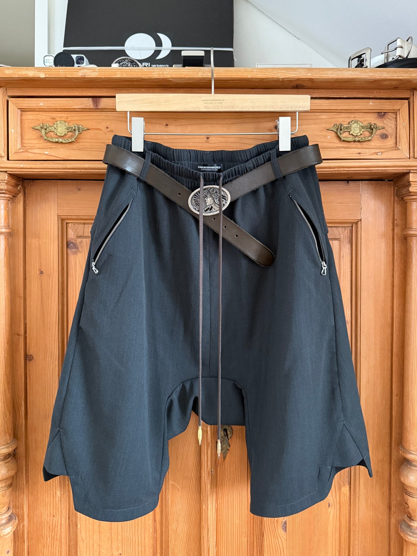 Six-point dress pants