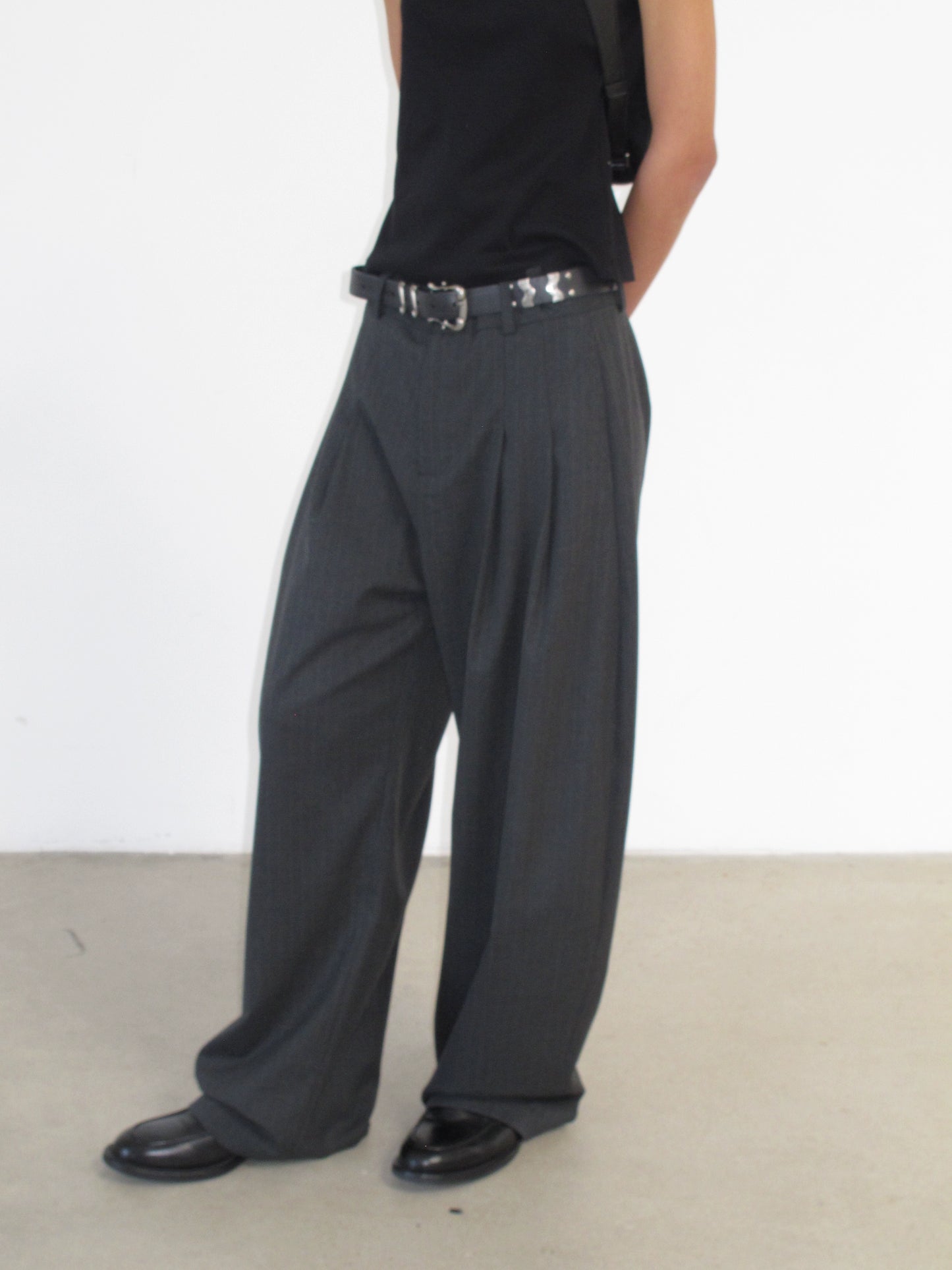 Striped gray scimitar trousers