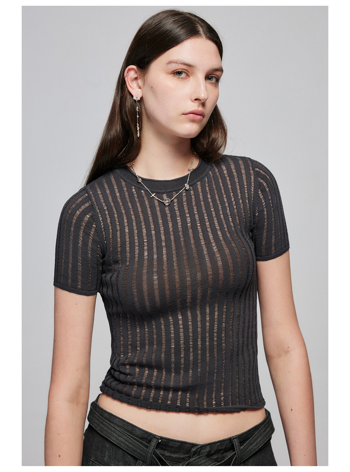 high-neck cropped short sleeve T-shirt